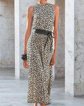 Ärmlös klänning i modetryck med skärp